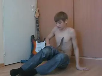 Cuddly queer nutting on his guitar