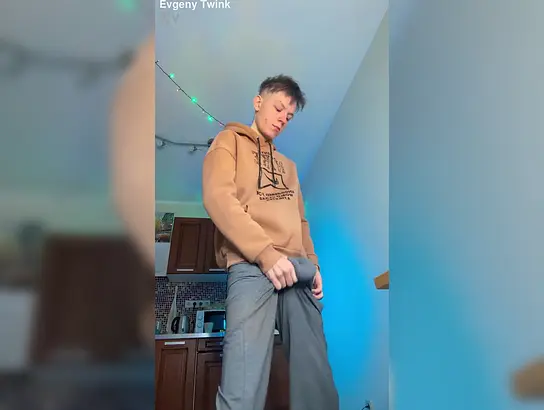 Watch Evgeny Twink get a hot cum load after a short and uncut session